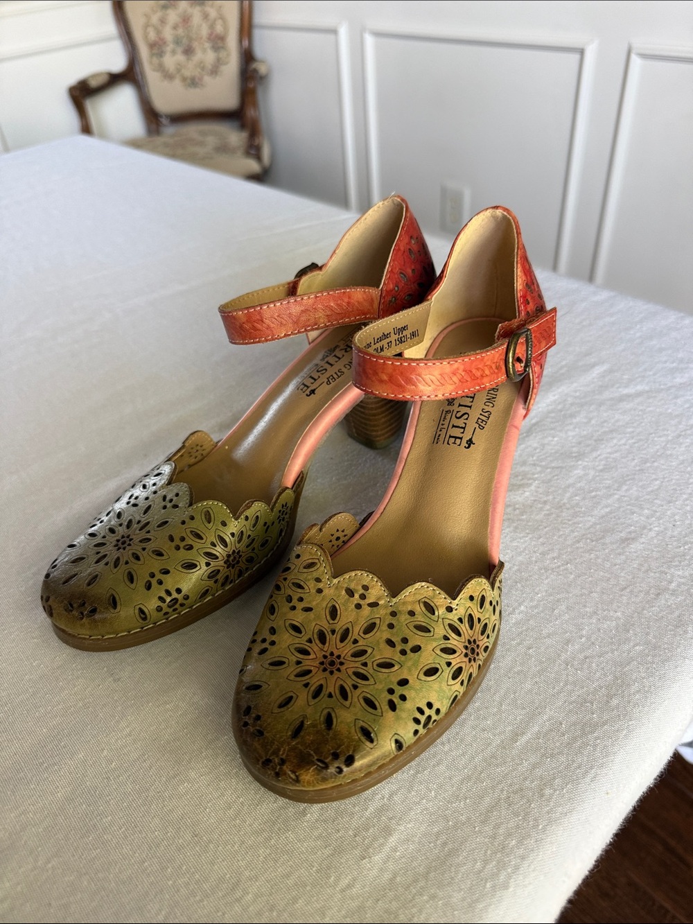 L’Artiste Floral Laser-Cut Ankle-Strap Pumps in Olive and Coral Size 37/6.5-7